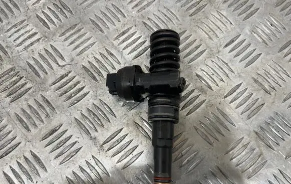 Volkswagen Golf V Fuel injector 038130073BN
