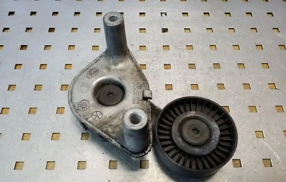Hyundai Tucson JM Generator/alternator belt tensioner 2528137