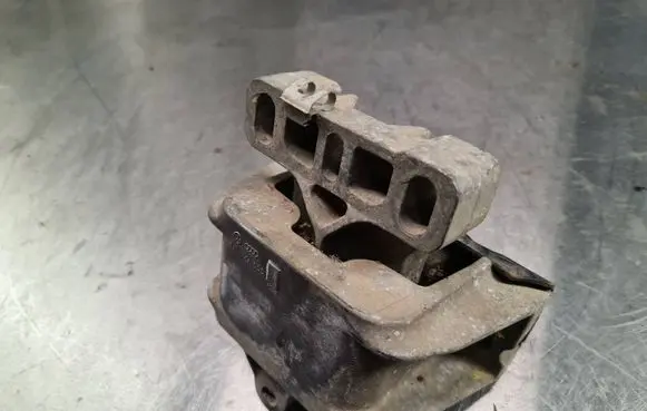 Volkswagen Golf IV Engine mount bracket 1J0199555