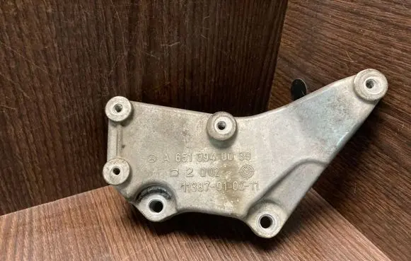 Mercedes-Benz Vito Viano W639 Engine mounting bracket 6510940039 A6510940039