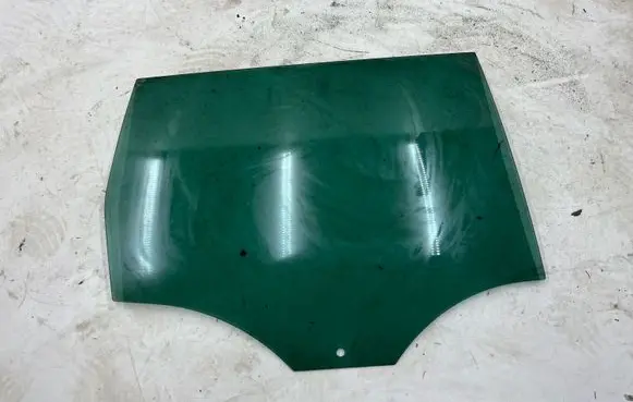 Audi A6 S6 C6 4F Front door window glass four-door A011404