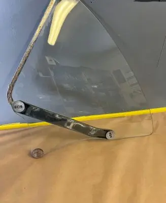 Opel Commodore A Side middle window/glass 