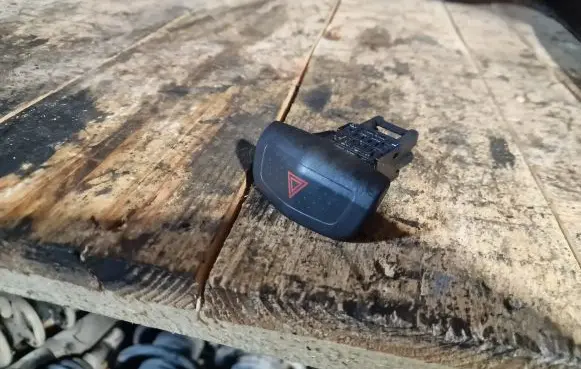 Nissan Primera Hazard light switch