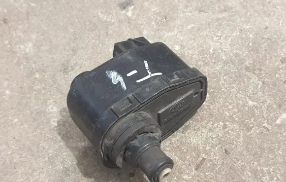 Volkswagen Transporter - Caravelle T4 Headlight level adjustment motor 165941295