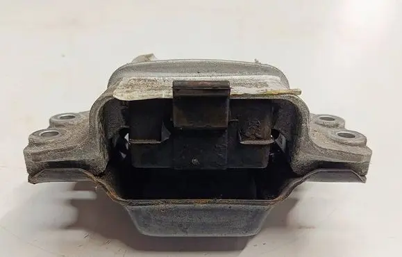 Volkswagen Scirocco Engine mount bracket 1K0199555RT2 1K0199555R 024452618