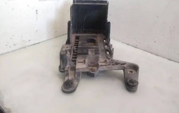 Skoda Octavia Mk2 (1Z) Battery tray 1K0915333