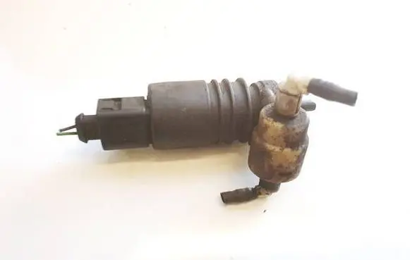 Volkswagen PASSAT B5.5 Windscreen/windshield washer pump 1J0973722