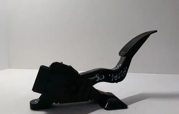 Accelerator throttle pedal