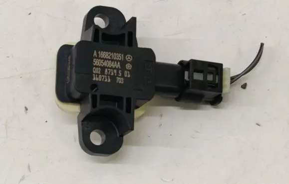 Mercedes-Benz GLA W156 Airbag deployment crash/impact sensor A1668210351