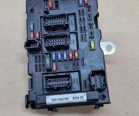 Peugeot 206 Fuse module 9657608780