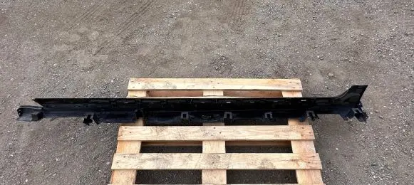Lincoln Continental Side skirt front trim GD9B-F101D56