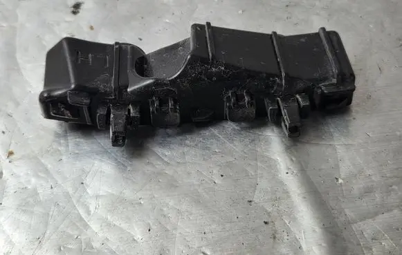 Front bumper mounting bracket