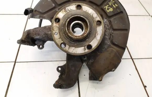 Skoda Octavia Mk2 (1Z) Front wheel hub 1K0615311