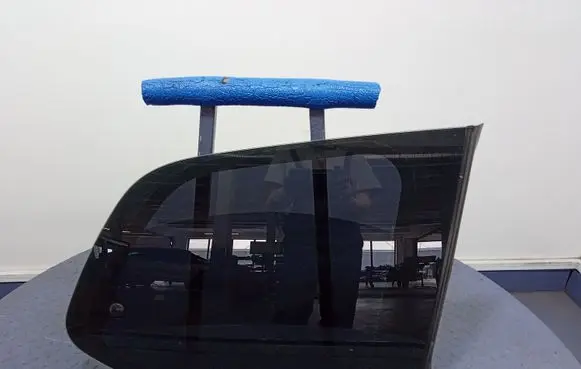 KIA Carnival Rear side window