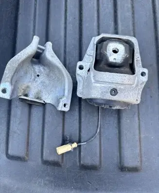 Porsche Macan (95B) Engine mount bracket 8R0199381 8K0399060L