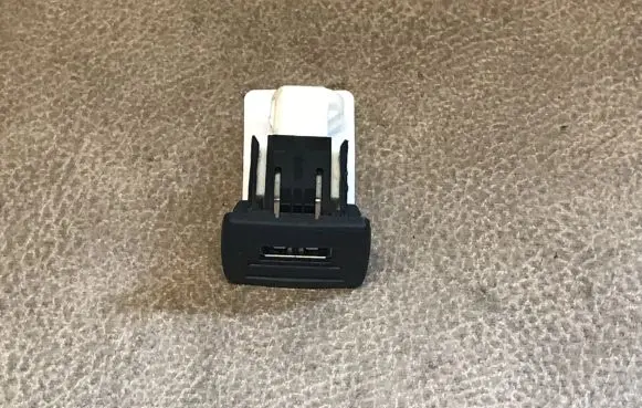 Mercedes-Benz S W221 AUX in-socket connector A2217600670