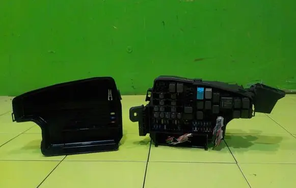 Mazda 6 Fuse box set 7154763330 BEZPIECZNIKOW