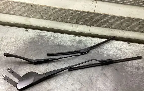 Mercedes-Benz C W203 Front wiper blade arm A2038200544