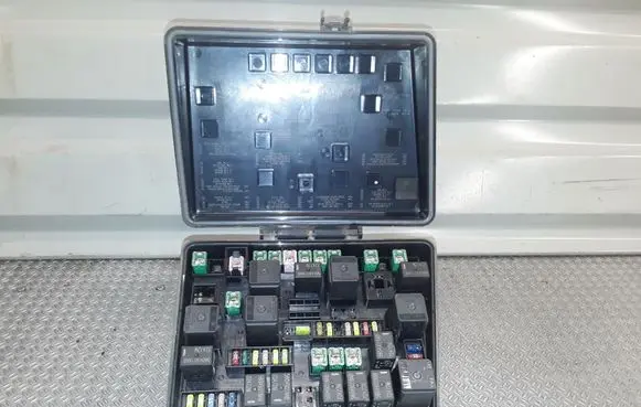 Chrysler Pacifica Fuse module 04727987AG