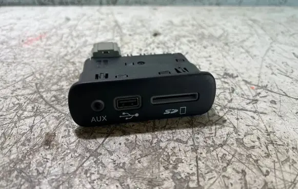 Dodge Challenger USB socket connector 68206384AC 33169193 0229167718
