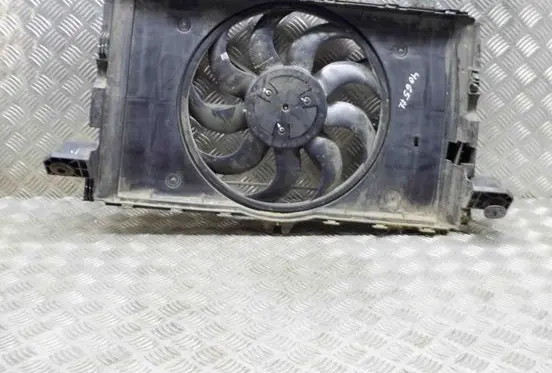 Radiator cooling fan shroud