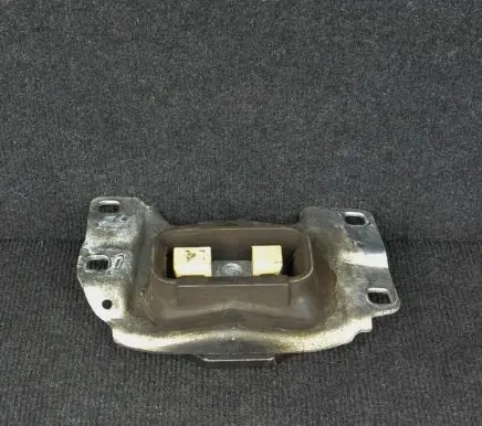 Ford Kuga I Engine mount bracket V617M121
