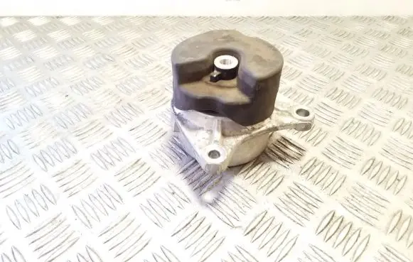 Honda CR-V Engine mount bracket