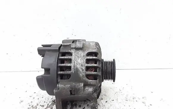 Volkswagen Polo Generator/alternator 03D903025