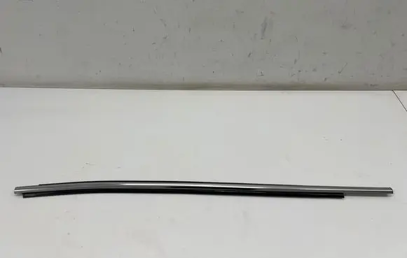 Toyota Hilux VIII Front door glass trim molding 