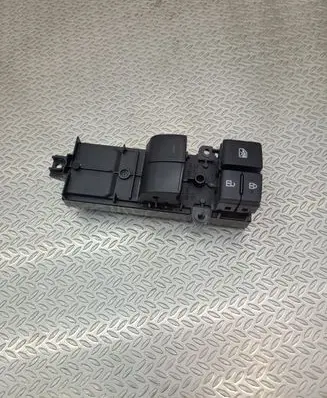 Toyota Yaris XP210 Electric window control switch 84040K0030