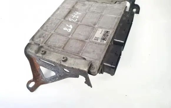 Toyota Avensis T270 Engine control unit/module 8966105d12 mb275900-1911