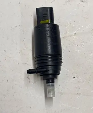 BMW 5 E60 E61 Windscreen/windshield washer pump 23557610 8377612