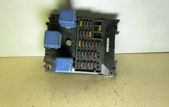 Nissan Almera Fuse module 243501N000F 243501N000 1N06A11