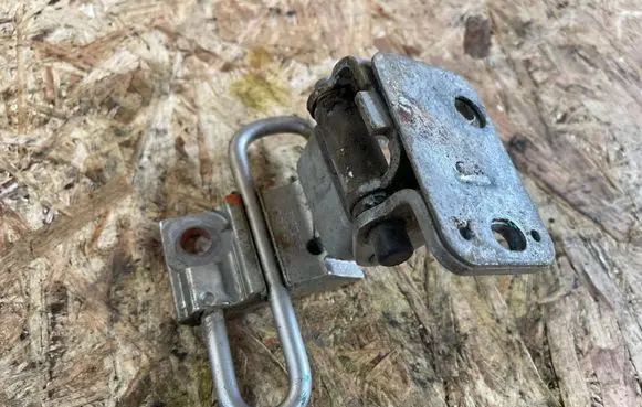 Volkswagen Golf IV Front door lower hinge 4B0831412B