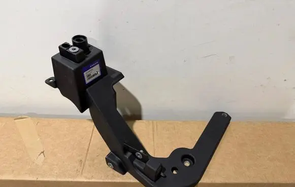 Volvo XC40 Fender mounting bracket 32234762