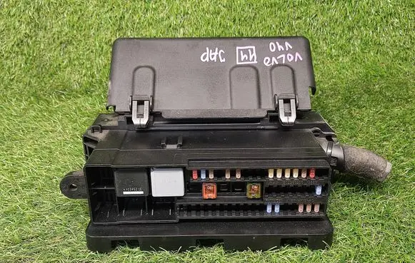 Volvo V40 Fuse module E00021587