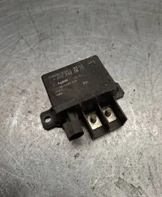 Mercedes-Benz E W211 Charging relay A0025423819 V23132A2001X14