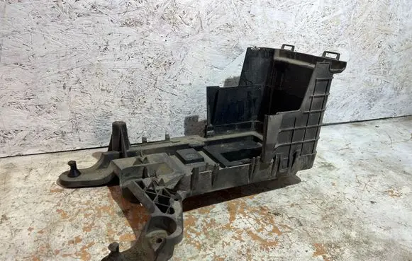 Volkswagen PASSAT B6 Battery tray 1K0915333