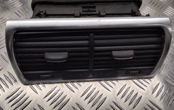 Audi Q7 4L Dash center air vent grill 4L0820951