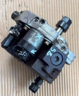 BMW X5 E70 Fuel injection high pressure pump 7798333 0445010146