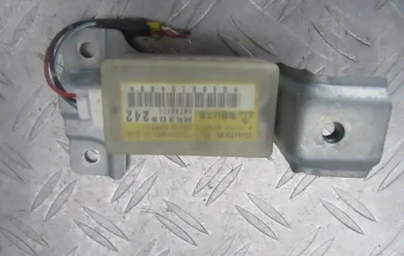 Mitsubishi Galant Airbag deployment crash/impact sensor mr309242 x6t42171