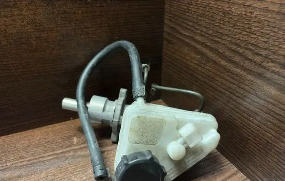 Ford Mondeo MK II Master brake cylinder L481381 21029099