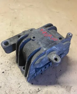 Volkswagen Touran I Engine mount bracket 1K0199262