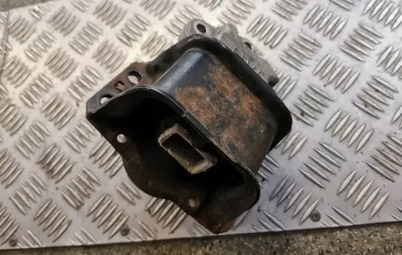Peugeot 5008 Engine mount bracket 96820267806