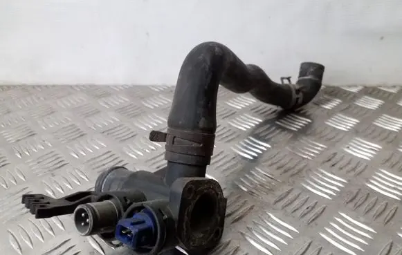 Audi A6 S6 C4 4A Engine coolant pipe/hose 037121132G