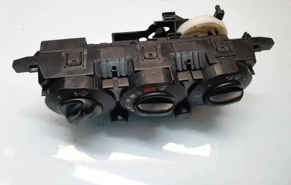 Mercedes-Benz A W168 Climate control unit 1688302285 Q012802