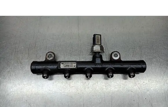 Volvo V50 Fuel injector supply line/pipe 9681649580