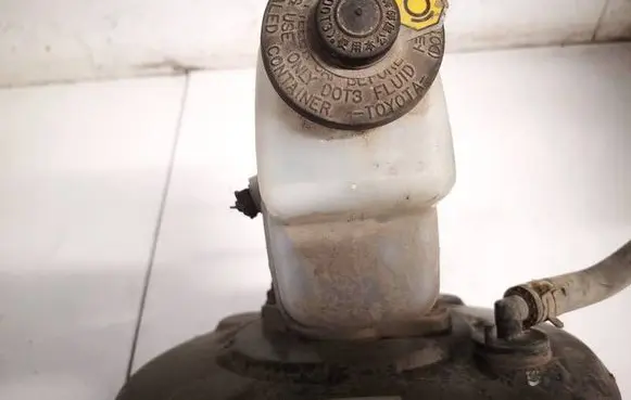 Toyota RAV 4 (XA30) Brake fluid reservoir 