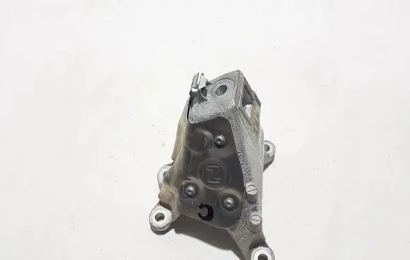 BMW 5 G30 G31 Engine mounting bracket 6870754