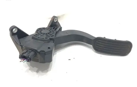 Accelerator throttle pedal